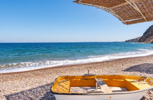 Patmos House | Holiday Home 'Beachfront Lampis Dolphin 4' with Mountain View, Wi-Fi and Air Conditioning