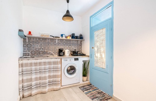 Rhodes Town House | Holiday Home 'Katia's Home Ground Floor' with Shared Garden, Wi-Fi and Air Conditioning
