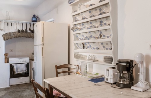 Exomvourgo House | Holiday Home 'Kykladen White House' with Mountain View and Shared Terrace