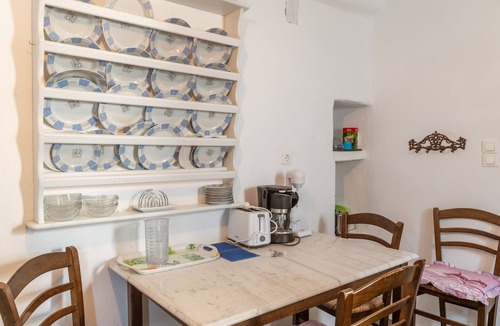 Exomvourgo House | Holiday Home 'Kykladen White House' with Mountain View and Shared Terrace