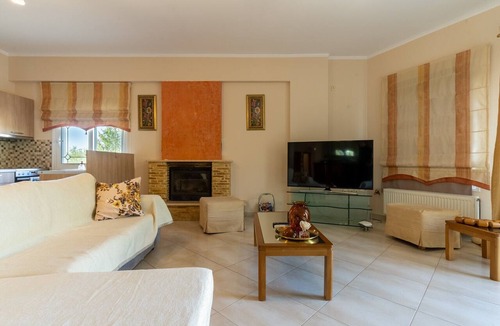 Saronikos House | Holiday Home 'Luxury Country House' with Mountain View, Wi-Fi and Air Conditioning