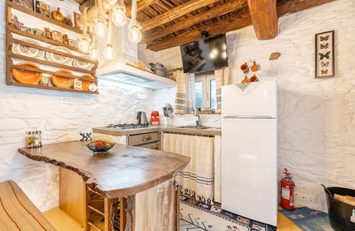 Embonas House | Holiday Home 'Mannas House 2' with Mountain View, Wi-Fi and Air Conditioning