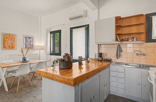 Kea House | Holiday Home 'The By The Sea' with Shared Garden, Balcony and Wi-Fi