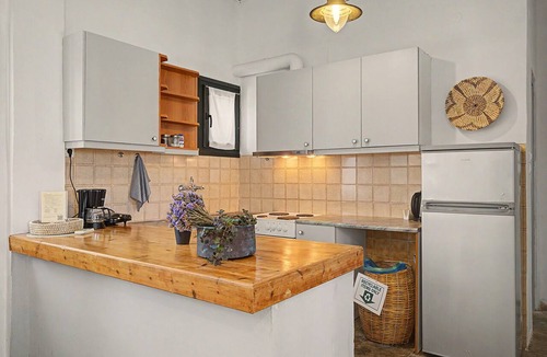 Kea House | Holiday Home 'The By The Sea' with Shared Garden, Balcony and Wi-Fi