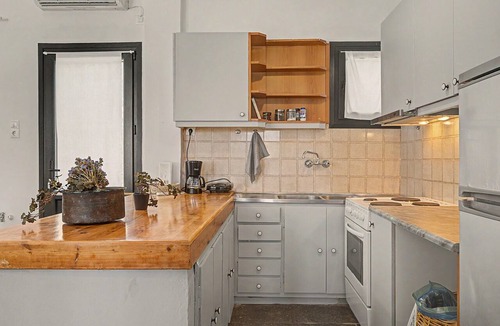 Kea House | Holiday Home 'The By The Sea' with Shared Garden, Balcony and Wi-Fi