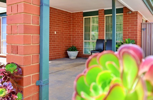 Pooraka House | Holiday Home within walking distance from UniSA & Mawson Lakes Business Hub.