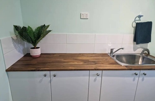 Eimeo House | Holiday house walking distance to the beach, private pool and parking