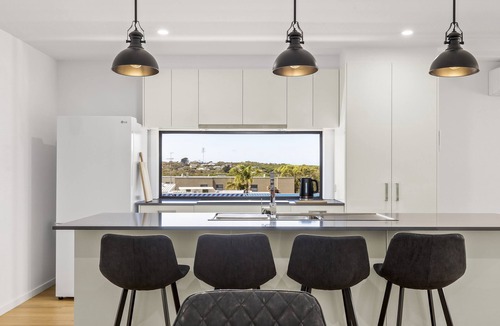 Anglesea House | Holmly 2 - Premium Position, Walk to Everything!