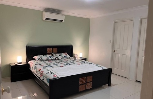 Calamvale House | Home away from Home- Fit for family or single-Business or leisure