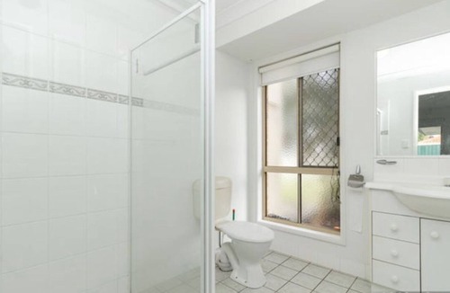 Calamvale House | Home away from Home- Fit for family or single-Business or leisure
