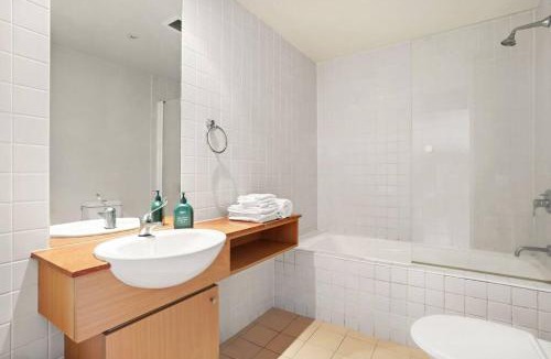 Wentworth Point Apartment | Homebush l Resort Style Two Bedroom Apartment