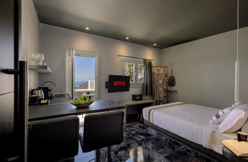 Imerovigli Apartment | Honeymoon Suite with Jacuzzi Nea Premium Residences