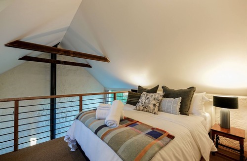 Kyneton Bed & Breakfast | Honeysuckle Barn & Garden