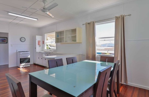 Bundaberg West House | Hospital Precinct with Air-con and access to Pool