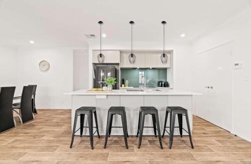 Piara Waters House | Hosted Modern Comfort in Piara Waters Perfect for Fam
