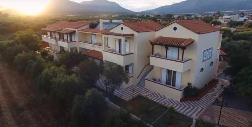 Voia House | Hotel Takis