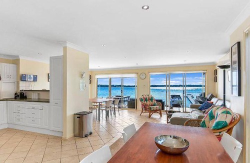 Mannering Park House | House ∙ 4 bedrooms ∙ 9 guests