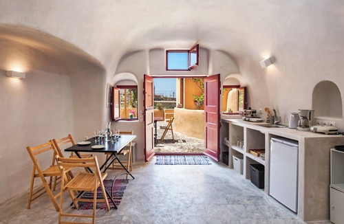 Kamari House | House in the traditional village of Finikia, 15min walk from Oia