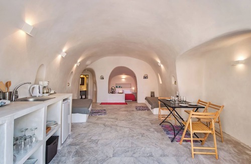 Kamari House | House in the traditional village of Finikia, 15min walk from Oia
