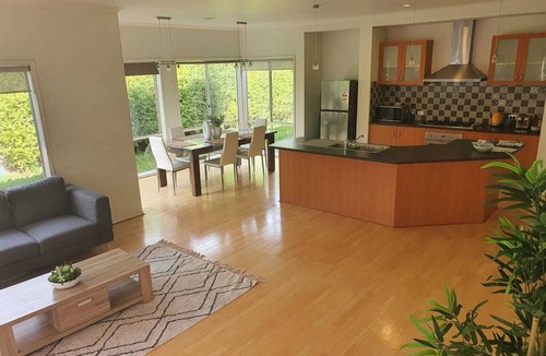 Hampton Park House | House on the Heights - 4 B/R House near Mornington Peninsula