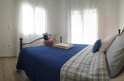 Kalyvia Thorikou House | House Sleeps 4 with Pets