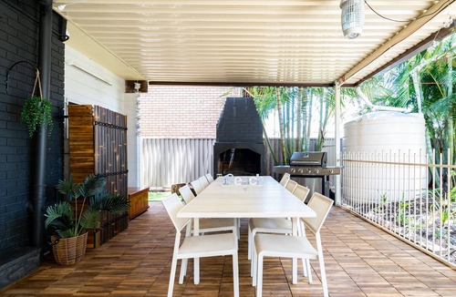 Gwandalan House | House with heated pool, fireplace and ev charger
