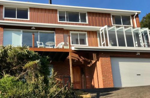 Bellerive House | House with Magnificent Panoramic Harbor Views Howrah