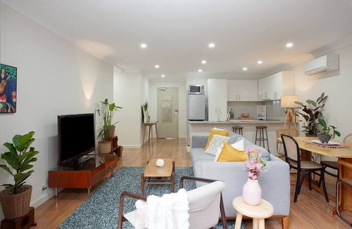 Camperdown Apartment | Huge 3 Bed Camperdown Garden Apt w/Parking Aircon