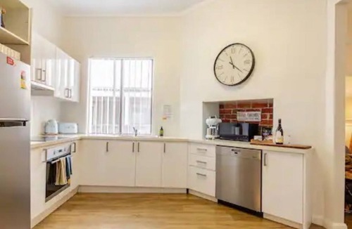 Cessnock House | Hunter’s Hideaway - Close to all amenities and wineries