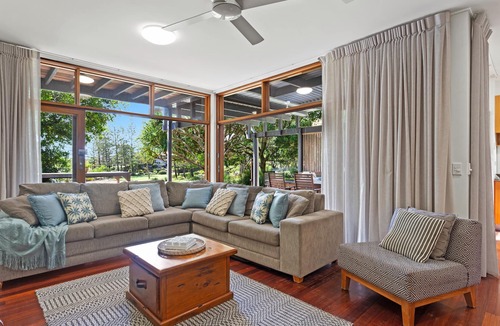 Twin Waters House | Idyllic 4-Bed Beachfront Lagoon House with Pool
