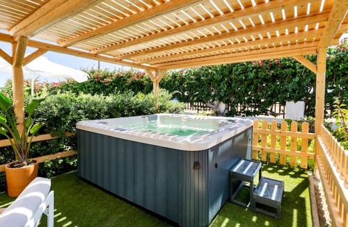 Naxos Town Apartment | Ikaros Studios - Pool & Jacuzzi, 5 mins from beach