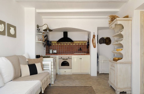 Oia Villa | Ilivatos - Elegant Villa on the Caldera's Edge