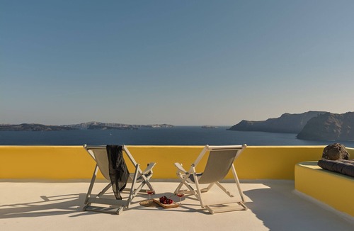 Oia Villa | Ilivatos - Elegant Villa on the Caldera's Edge