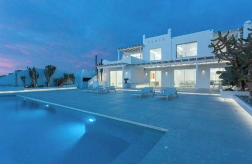 Mykonos Town Villa | Infinity 365 sunset pool City Walk 6-bedroom villa in Mykonos!
