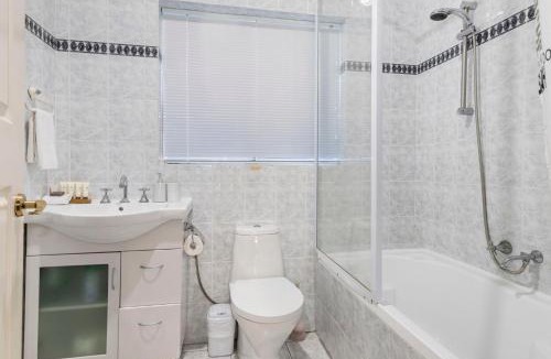 Reinscourt Bed & Breakfast | Inn The Tuarts Guest Lodge