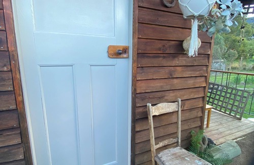 Woodbridge Cottage | Intimate, earthy cottage in Tranquil Setting