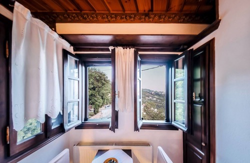 Makrynitsa Apartment | “Iris Deluxe Double” Room with Mountain View and Fireplace