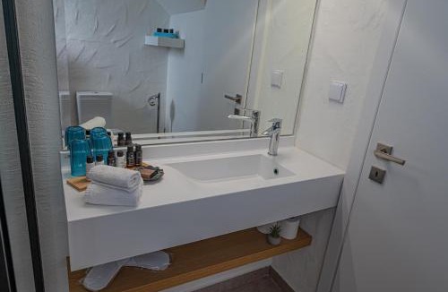 Melissopetra House | Irissa Suites