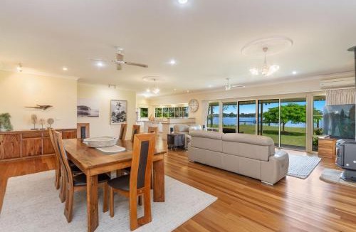 Palmers Island House | Island Getaway - Waterfront near Yamba