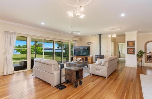 Palmers Island House | Island Getaway - Waterfront near Yamba
