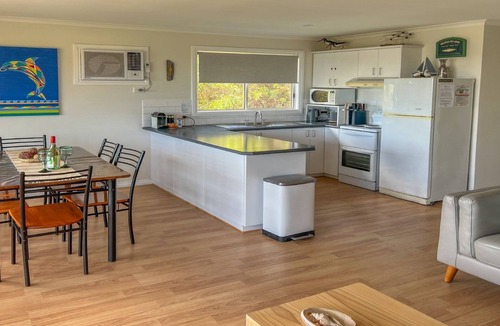 Lake Wangary House | Island View 1 - Sunsets - Quality - Sandy Beaches Across the Road