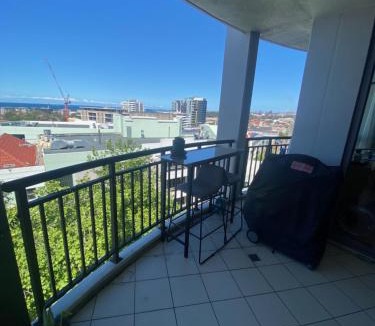 Wollongong CBD House | It's Paradise Here, Private Room with Breakfast and 2 cats