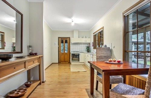 Mount Dandenong Cabin | Jacuzzi in 7 Acre Rain Forest Paradise