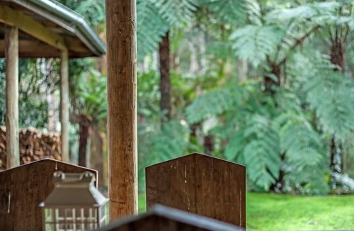 Mount Dandenong Cabin | Jacuzzi in 7 Acre Rain Forest Paradise