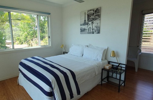 Barney Point Apartment | Jan's pet friendly fully furnished unit with harbour views and sea breezes