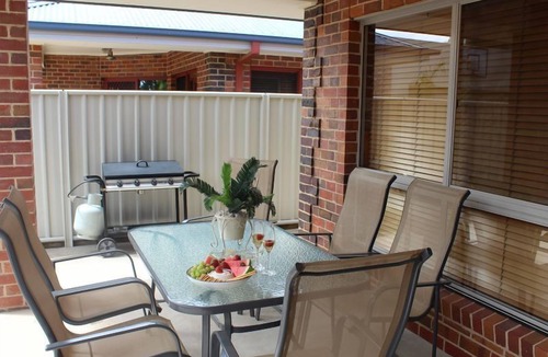 Swan Hill House | Jana Manor 2 Townhouse Swan Hill