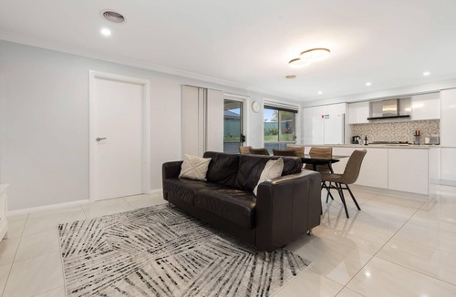 Bletchington House | Japonica Dream - Modern Family Home, Free Wifi