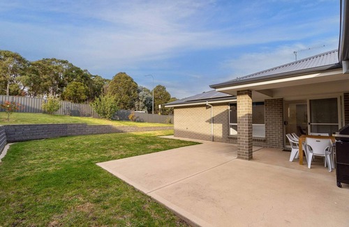 Bletchington House | Japonica Dream - Modern Family Home, Free Wifi