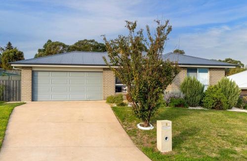 Bletchington House | Japonica Dream - Modern Family Home Free Wifi
