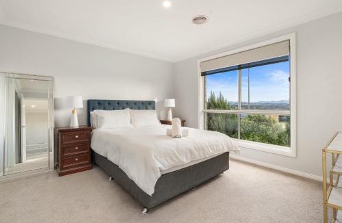 Bletchington House | Japonica Dream - Modern Family Home Free Wifi